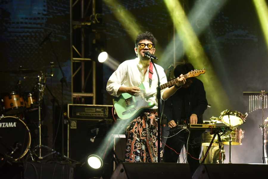 Konser Musik Spontanz Festival Pecah, Artis Ibu Kota Performance Gunakan Batik Surabaya