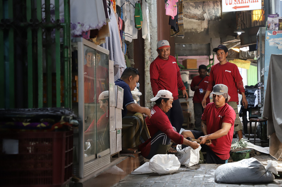 Pasar Bong Dijadikan Night Shopping, Pedagang Kerja Bakti di Program “Surabaya Bergerak”