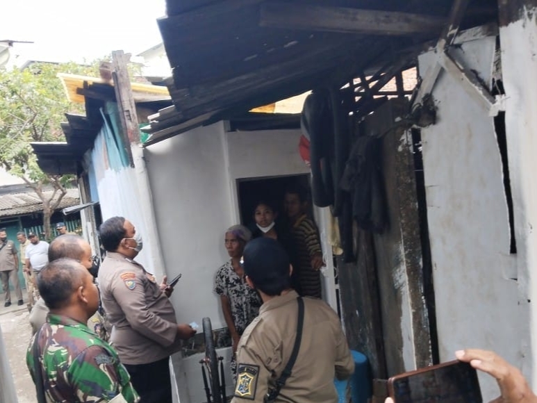 Hidup Tanpa Listrik Karena Terkendala Izin Pemilik Tanah, Pemkot Surabaya Bantu Selesaikan