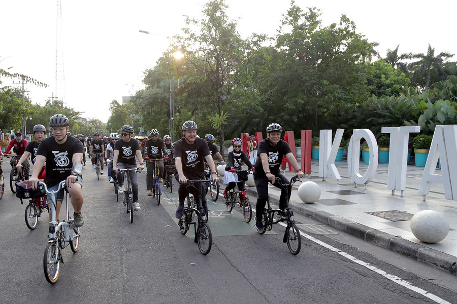 Diajak Bersepeda Wakil Dubes Inggris Pakai Brompton, Wali Kota Eri Cahyadi: Bingung Kabeh Pakai Sepeda Larang Rek!