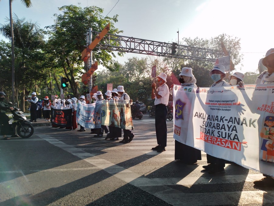Pelajar Surabaya Turun ke Jalan Kampanyekan Stop Kekerasan pada Anak