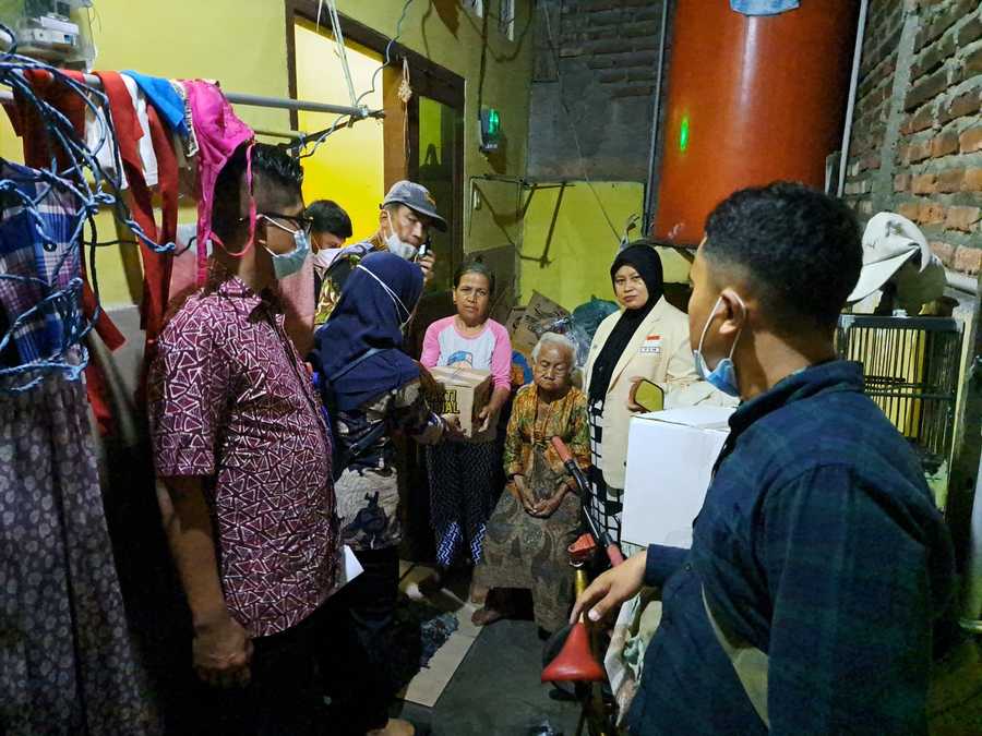 Pemkot Surabaya Gercep Dampingi Nenek yang Disuruh Mengemis oleh Anaknya
